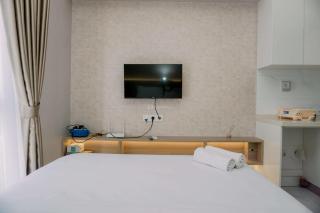 Cozy and Restful Studio Sky House Alam Sutera Apartment By Travelio - Tangerang - 5