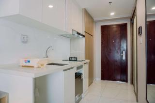 Cozy and Restful Studio Sky House Alam Sutera Apartment By Travelio - Tangerang - 3
