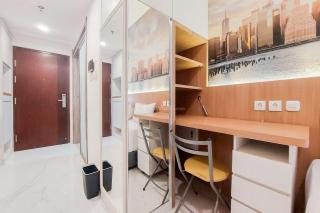 Cozy Living and Comfy Studio Sky House BSD Apartment By Travelio - Tangerang - 8