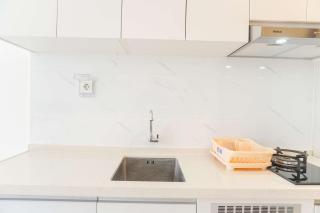 Well Furnished and Homey Studio Sky House Alam Sutera Apartment By Travelio - Tangerang - 2