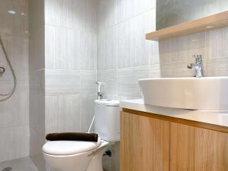 Best Deal and Restful 1BR Vasanta Innopark Apartment By Travelio - Cikarang - 8