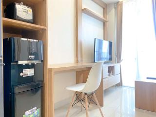 Best Deal and Restful 1BR Vasanta Innopark Apartment By Travelio - Cikarang - 5