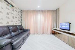 Homey and Modern 1BR at Paddington Heights Apartment By Travelio - Tangerang - 7