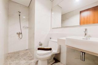 Comfort Living and Homey 1BR The Smith Alam Sutera Apartment By Travelio - Tangerang - 5