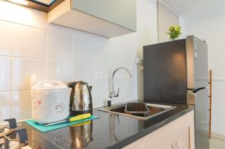 Restful 1BR at Tokyo Riverside PIK 2 Apartment By Travelio - Rawalembang - 3