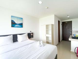 Restful and Comfy Studio Enviro Apartment By Travelio - Cikarang - 5