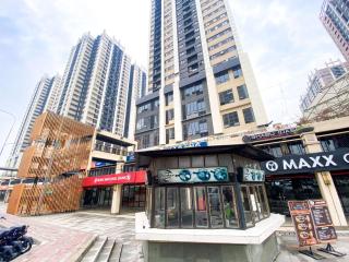Modern Look 2BR Meikarta Apartment By Travelio - Cikarang - 5