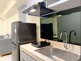 Modern Look 2BR Meikarta Apartment By Travelio - Cikarang - 7