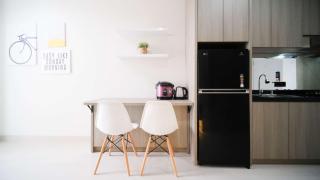 Good Choice and Homey 1BR Grand Sungkono Lagoon Apartment By Travelio - Surabaia - 2