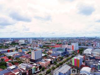 Comfort 2BR at 28th Floor Vida View Makassar Apartment By Travelio - Pampang - 9