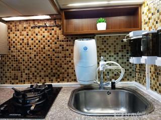 Comfort and Strategic 2BR Apartment at Vida View Makassar By Travelio - Pampang - 9