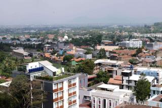 Spacious 3BR Combined Unit at Pinewood Apartment By Travelio - 9