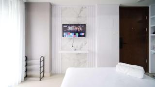 Nice and Comfy Studio Grand Dharmahusada Lagoon Apartment By Travelio - 2