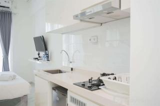 Nice and Homey Studio Room at Sky House BSD Apartment By Travelio - 8