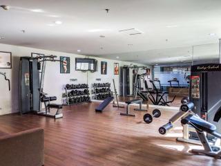 Cozy Studio The Square Surabaya Apartment By Travelio - Surabaya - 6