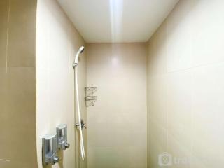 Comfort 1BR at Gateway Park LRT City Bekasi Apartment By Travelio - Bekasi - 8