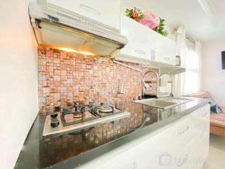 Comfy and Modern 2BR Apartment at Parahyangan Residence By Travelio - 1