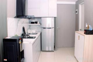 Modern Look and Restful Studio at 32th Floor Vasanta Innopark Apartment By Travelio - Bekasi - 9