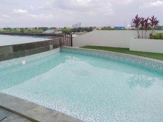 Cozy Stay and Tranquil Studio Patraland Urbano Apartment By Travelio - Bekasi - 7