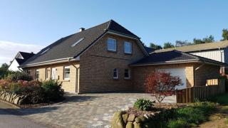 Dachgeschossferienwohnung in ruhiger Lage, mit Gartenterrasse und Gartenhaus - Gammelby - 0