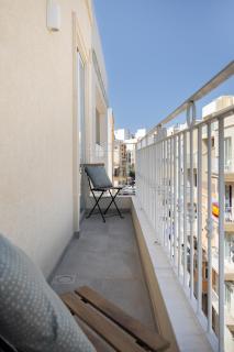 Edka Suites - Modern Sunlit 2BD Apartments with Balconies - Close to Sliema Promenade, St Julian's & St Georges Bay - Il-Gżira - 7
