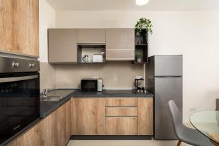 Edka Suites - Modern Sunlit 2BD Apartments with Balconies - Close to Sliema Promenade, St Julian's & St Georges Bay - Il-Gżira - 8
