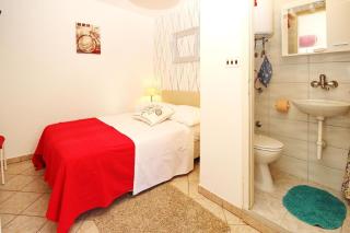 Doppelzimmer max 2 Personen, 12 m , 1 Schlafzimmer mit Doppelbett, klimatisiert mit Kühlschrank und free Wi-Fi - Baška - 0