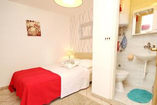 Doppelzimmer max 2 Personen, 12 m , 1 Schlafzimmer mit Doppelbett, klimatisiert mit Kühlschrank und free Wi-Fi - Baška - 7