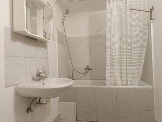 Basic Underground Apartments Next to the Center - Best Tram Line, Cool Local Area - Prag - 9