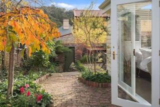 Irresistible renovated 1840 inner-city cottage - Hobart - 5
