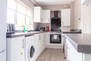 2 BDR House By Caledonia Luxe Stays Short Lets & Serviced Accommodation Bargeddie - 1