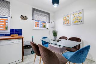 Delightful 4 bedroom House Thamesmead West From 360stays - 2