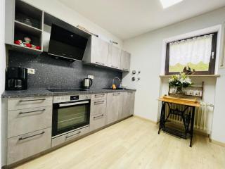 Großzügige Ferienwohnung für 5 Personen mit überdachter Terrasse und wundervollem Garten mit Koi-Teich in Waldnähe - Marktredwitz - 9