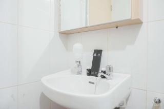 Comfortable and Homey Studio at Amethyst Apartment By Travelio - Jacarta - 6