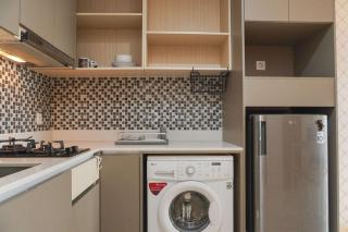 Cozy and Modern Look 1BR Gold Coast Apartment By Travelio - Jacarta - 5