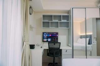 Homey and Warm Studio at 28th Floor Gold Coast Apartment By Travelio - Jakarta - 4