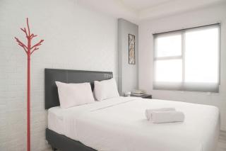 Minimalist and Cozy Living 1BR Belmont Residence Puri Apartment By Travelio - Jakarta - 9