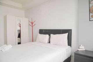 Minimalist and Cozy Living 1BR Belmont Residence Puri Apartment By Travelio - Jakarta - 8