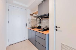 Comfortable and Homey Studio Loft at Kingland Avenue Apartment By Travelio - 9