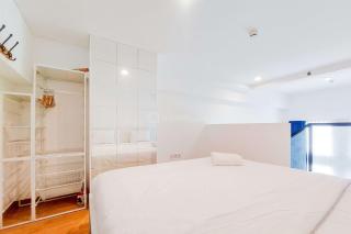 Comfortable and Homey Studio Loft at Kingland Avenue Apartment By Travelio - 5