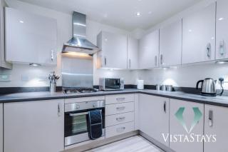 Modern 3 Bed House in Manchester with Pool Table and Driveway Parking by Vista Stays Short Lets - Manchester - 5