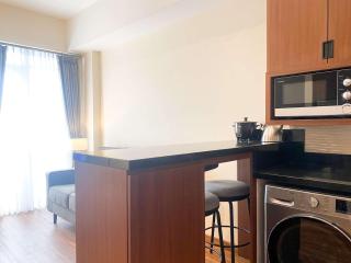 Comfortable and Strategic 1BR at Vasanta Innopark Apartment By Travelio - Cikarang - 4