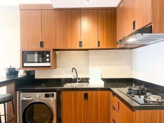 Comfortable and Strategic 1BR at Vasanta Innopark Apartment By Travelio - Cikarang - 3
