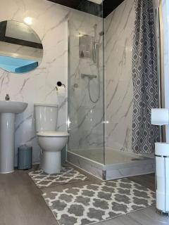 Crescent 2 Bedroom Apartment - 8