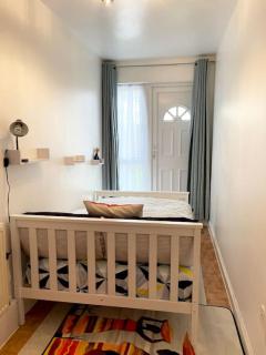 Crescent 2 Bedroom Apartment - Goodmayes - 6