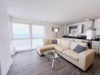 Stylish Seaview One-Bedroom APT - Swansea - 0