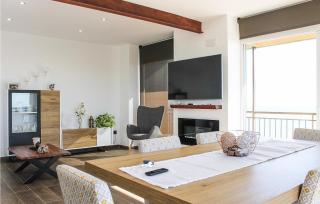 3 Bedroom Beautiful Apartment In Elche - 6