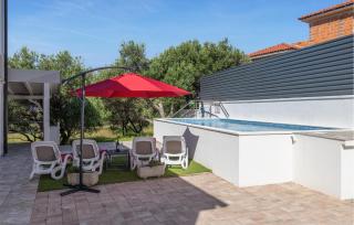 Stunning Home In Banjol - 1