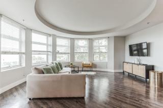 Sunny 3BR Santa Monica Retreat with Pool,Jacuzzi & Parking! - Santa Monica - 0