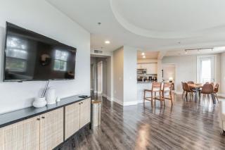 Sunny 3BR Santa Monica Retreat with Pool,Jacuzzi & Parking! - Santa Monica - 5
